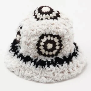 Chapeau au crochet en fil de fourrure