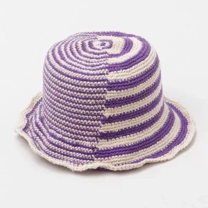 Chapeau rayé crocheté à la main
