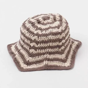 Chapeau rayé crocheté à la main