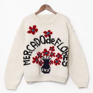 Pull fleuri en grosse maille tricotée à la main