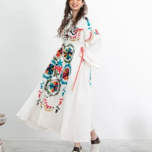 Robe bohème croisée à broderies affirmées